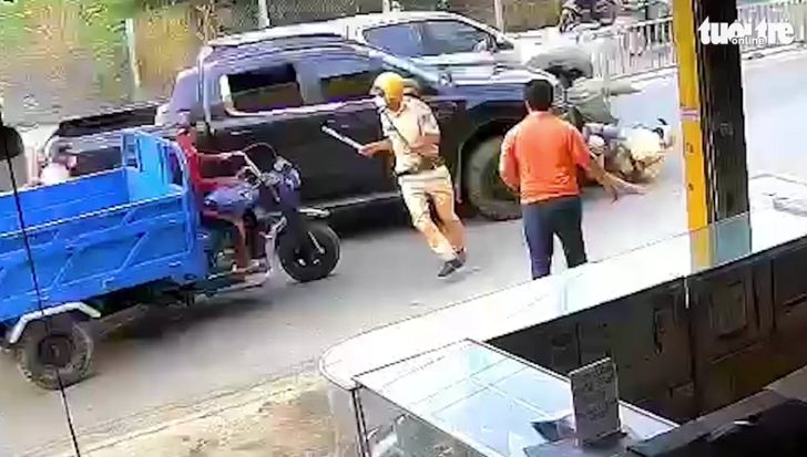 Clip xe bán tải tông CSGT tử vong ở Long An, Clip xe ô tô tông CSGT và 2 người dân tử vong ở Long An, Clip ô tô tông CSGT tử vong ở Long An, Full clip nhóm người dân hành hung CSGT ở TPHCM, Clip nhóm người đánh hội đồng CSGT ở TPHCM, Clip CSGT đánh đầu người vi phạm, Clip CSGT dùng chân đạp đầu người vi phạm ở bãi đất trống, Clip 3 CSGT Bắc Giang đánh người vi phạm, Clip CSGT đạp đầu người vi phạm, Clip 3 CSGT đánh hội đồng lái xe vi phạm, Clip 3 CSGT đánh người vi phạm, Clip CSGT Sóc Trăng đánh học sinh dã man, Clip CSGT đánh tài xế vi phạm túi bụi, Clip tai nạn giao thông, Clip 3 thanh niên đi xe máy đâm cảnh sát giao thông Hải Dương, Tin tức giao thông, Giao thông quanh ta, Clip bắt đối tượng Lê Tấn Thành đánh nữ sinh dã man sau va chạm giao thông, Video clip giao thông, Clip cảnh sát giao thông đánh học sinh