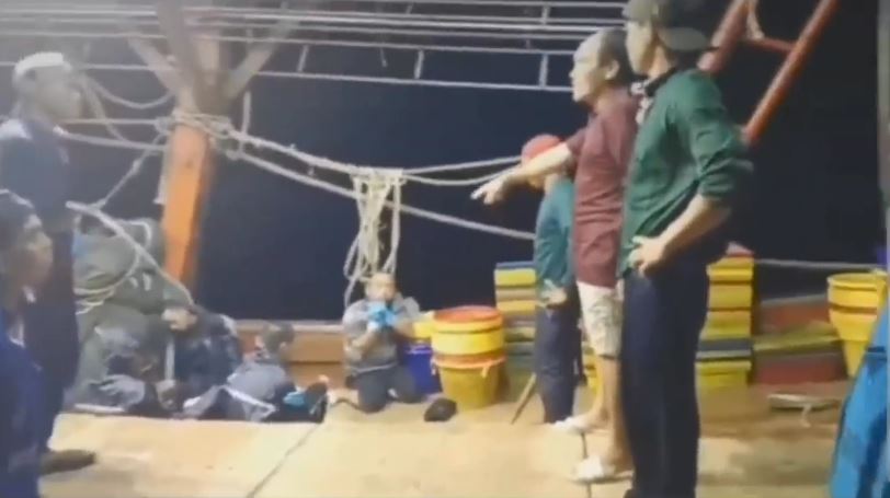 Clip đánh ngư dân trên tàu cá, Clip đánh thuyền viên trên tàu cá, Clip hành hạ đồng nghiệp trên tàu cá, Clip nhân viên gác chắn tàu dũng cảm cứu người, Clip tra tấn đồng nghiệp trên tàu cá, Tàu cá BT 97993-TS, Clip dùng kìm tra tấn thuyền viên trên tàu cá, Clip lấy kìm bẻ răng đồng nghiệp trên tàu cá, Clip tin tức, Tin tức nóng 24h trong ngày