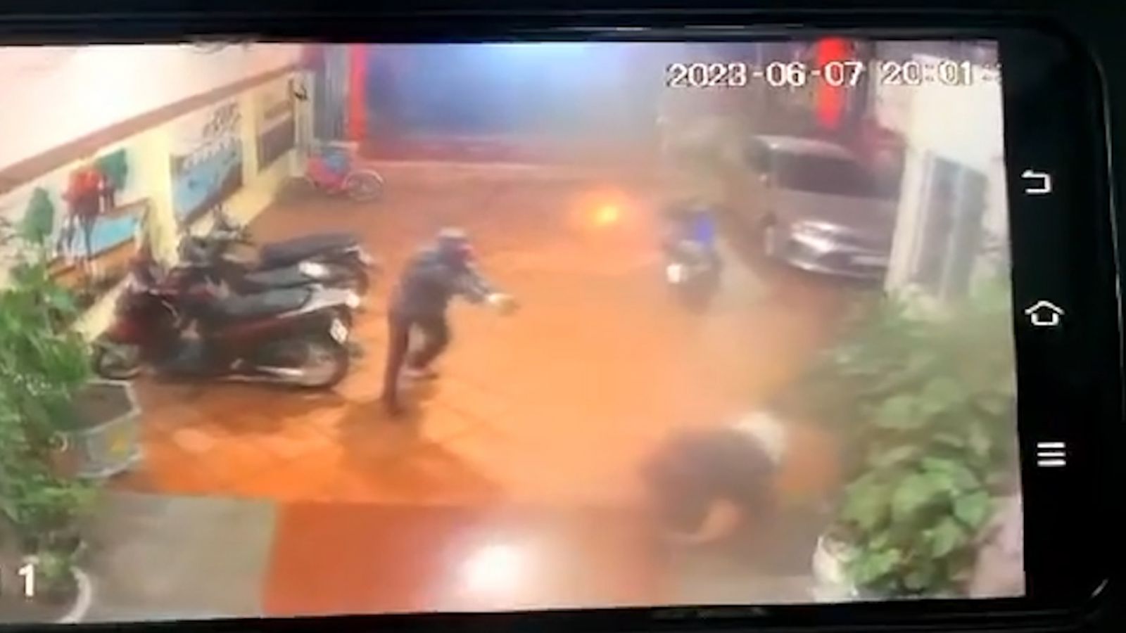 Clip cướp tiệm vàng, Clip cướp tiệm vàng ở Hải Dương, Clip cướp tiệm vàng dùng súng bắn gục chủ tiệm, Clip tên cướp dùng súng bắn gục chủ tiệm vàng ở Hải Dương, Clip tin tức, Tin tức nóng 24h trong ngày