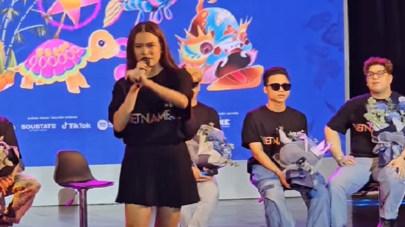 Clip Hoàng Thùy Linh Vietnamese Concert, Vietnamese Concert Hoàng Thùy Linh, Hoàng Thùy Linh họp báo Vietnamese Concert, Hoàng Thùy Linh ngạo mạn Vietnamese Concert, Hoàng Thùy Linh trả lời họp báo ngạo mạn, Hoàng Thùy Linh kiêu mạn trong họp báo, Hoàng Thùy Linh tự kiêu trả lời hợp báo, Clip Màn đối đáp bị chê âm điểm của Hoàng Thùy Linh, Clip Hoàng Thùy Linh dạy đời phóng viên, Clip Hoàng Thùy Linh kéo cả phóng viên lên sân khấu để dạy đời, Tin tức Giải trí, Clip giải trí, Video giải trí, Video teen