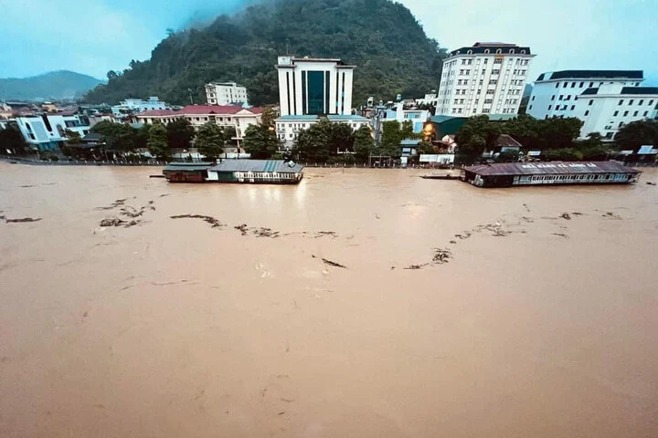 Clip Hà Giang mưa lũ ngập lụt KINH HOÀNG, Clip lũ lụt ở Hà Giang, Clip mưa lớn lũ lụt ở Hà Giang, Clip tin tức, Tin tức đời sống, Clip đời sống, Clip Đời Sống Du Lịch, Hà Giang lũ lụt KINH HOÀNG