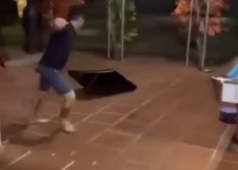 Clip nam thanh niên Đập Nát Tivi vì Việt Nam thua đau Indonesia ở Mỹ Đình, Clip thanh niên mang tivi ra sân đập nát vì Việt Nam thua Indonesia, Clip thanh đạp nát tivi sau trận thua của Việt Nam, Bóng đá Việt Nam, Clip trend hot nhất hôm nay