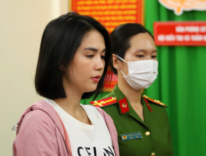 Clip Ngọc Trinh bị bắt tạm giam, Clip Ngọc Trinh bị còng tay, Clip Ngọc Trinh bật khóc vì bị tắt tạm giam, Đi xe phân khối lớn thả 2 tay Ngọc Trinh bị bắt tạm giam 3 tháng, Ngọc Trinh bị bắt tạm giam 3 tháng, Clip Ngọc Trinh bị bắt tạm giam vì đi xe phân khối lớn thả 2 tay, Clip Ngọc Trinh đứng 2 chân một bên xe, Ngọc Trinh thả 2 tay để xe tự chạy, Ngọc Trinh ngồi một bên yên xe để tự chạy, Người mẫu nội y Ngọc Trinh bị bắt tạm giam, Gái xinh người mẫu vú đẹp thả rông, Nữ hoàng nội y Ngọc Trinh bị bắt tạm giam, Clip Ngọc Trinh lái xe máy phân khối lớn bỏ 2 tay, Clip Ngọc Trinh lái motor phân khối lớn, Lái xe motor phân khối lớn bỏ 2 tay Ngọc Trinh phải ngồi xe lăn, Clip Ngọc Trinh lái xe phân khối lớn, Clip Ngọc Trinh lái motor phân khối lớn bỏ 2 tay, Clip Ngọc Trinh đi xe phân khối lớn, Clip Ngọc Trinh đi motor phân khối lớn