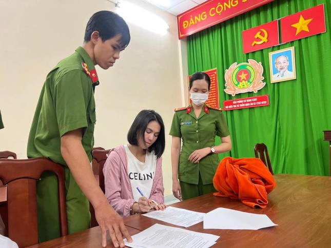 Vì sao Ngọc Trinh bị bắt tạm giam, Ngọc Trinh có thể bị phạt tù không, Ngọc Trinh có phải ngồi tù không, Ngọc Trinh đối diện án phạt nào, Ngọc Trinh đối diện mức phạt nào, Ngọc Trinh có thể bị phạt tù giam hay không, Gây rối trật tự công cộng Ngọc Trinh đối mặt án phạt nào, Tại sao Ngọc Trinh lại bị tạm giam, Lý do gì Ngọc Trinh bị tạm giam, Clip Ngọc Trinh bị bắt tạm giam, Clip Ngọc Trinh bị còng tay, Clip Ngọc Trinh bật khóc vì bị tắt tạm giam, Đi xe phân khối lớn thả 2 tay Ngọc Trinh bị bắt tạm giam 3 tháng, Ngọc Trinh bị bắt tạm giam 3 tháng, Clip Ngọc Trinh bị bắt tạm giam vì đi xe phân khối lớn thả 2 tay, Clip Ngọc Trinh đứng 2 chân một bên xe, Ngọc Trinh thả 2 tay để xe tự chạy, Ngọc Trinh ngồi một bên yên xe để tự chạy, Người mẫu nội y Ngọc Trinh bị bắt tạm giam, Gái xinh người mẫu vú đẹp thả rông, Nữ hoàng nội y Ngọc Trinh bị bắt tạm giam, Clip Ngọc Trinh lái xe máy phân khối lớn bỏ 2 tay, Clip Ngọc Trinh lái motor phân khối lớn, Lái xe motor phân khối lớn bỏ 2 tay Ngọc Trinh phải ngồi xe lăn, Clip Ngọc Trinh lái xe phân khối lớn, Clip Ngọc Trinh lái motor phân khối lớn bỏ 2 tay, Clip Ngọc Trinh đi xe phân khối lớn, Clip Ngọc Trinh đi motor phân khối lớn