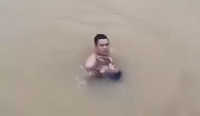 Clip người đàn ông Dũng Cảm nhảy xuống sông cứu bé gái đuối nước, Clip người đàn ông Dũng Cảm nhảy xuống sông cứu bé gái chơi vơi giữa dòng nước xiết, Clip người đàn ông Quảng Trị nhảy xuống sông cứu bé gái, Clip người đàn ông sửa chữa điện thoại nhảy xuống sống cứu bé gái đuối nước, Clip thợ sửa điện thoại nhảy xuống sống cứu bé gái đuối nước, Clip tin tức, Clip cứu người đuối nước