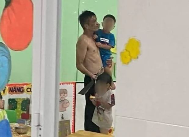 Clip người đàn ông Ngáo Đá dùng Dao khống chế các cháu bé mầm non ở Tiền Giang, Clip Run Tim hồi họp giải cứu các cháu bé mầm non bị người đàn ông Ngáo Đá Khống Chế, Clip Huy động hơn 100 cảnh sát giải cứu các bé bị gã đàn ông khống chế, Clip đối tượng cầm dao khống chế các bé mầm non Tiền Giang, Clip tin tức, Tin tức nóng 24h trong ngày