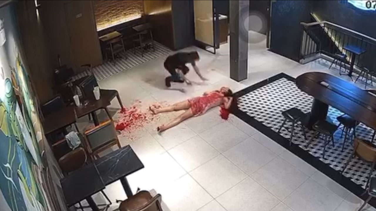 Án mạng trong quán trà sữa Phúc Long ở TPHCM 2 người chết, Full clip nam thanh niên đâm chết bạn gái ở quán cafe phúc long, Cận cảnh clip nam thanh niên cứa cổ bạn gái ở quán cafe phúc long, Clip nam thanh niên dùng dao đâm chết người tình ở quán cafe phúc long, Clip nam thanh niên cứa cổ người tình tại quán cafe phúc long rồi tự tử, Full clip nam thanh niên đâm chết người yêu ở quán cafe rồi tự tử cả 2 thiệt mạng, Clip tin tức, Clip đâm nhau ở quán cafe phúc long, Clip tin tức pháp luật, Clip ghen tuông nam thanh niên đâm chết bạn gái ở quán cafe rồi tự vẫn, Clip ghen tuông đâm chết bạn gái, Clip ghen tuông đâm chết người yêu rồi tự tử