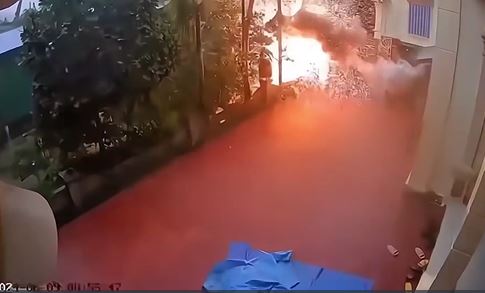 Clip sét đánh nhà dân BỐC CHÁY một góc vườn ở Hà Giang, Clip sét đánh bốc cháy góc vườn, Clip sét đánh tia lửa điện xuống nhà dân ở Hà Giang, Clip sét đánh kinh hoàng ở Hà Giang, Clip sét đánh cháy vườn ở Hà Giang, Clip sét đánh sập cổng ở Hà Giang, Clip lũ lụt ở Hà Giang, Clip Hà Giang mưa lũ ngập lụt KINH HOÀNG, Clip mưa lớn lũ lụt ở Hà Giang, Clip chiến sĩ công an Hà Giang nhảy xuống nước lũ cứu người, Hà Giang lũ lụt KINH HOÀNG, Clip Trà Giang iDol show hàng mới nhất lọt khe lông lún phún, Clip công an cứu người giữa dòng nước lũ Hà Giang