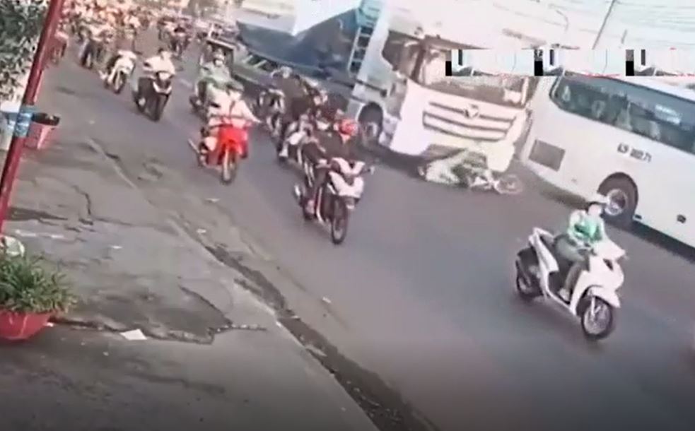 Clip giao thông xe bồn cán qua người phụ nữ, Clip giao thông đi vào điểm mù người phụ nữ bị xe bồn cán qua người, Clip tai nạn giao thông, Video clip giao thông, Giao thông quanh ta, Xem clip cảnh sát giao thông Sóc Trăng đánh 2 nam sinh vi phạm, Clip cảnh sát giao thông Sóc Trăng đánh học sinh, Clip cảnh sát giao thông đánh học sinh, Clip giao thông vừa nằm vừa lái xe, Tin tức giao thông, Tai nạn giao thông ô tô tông loạt xe máy ở Quảng Ninh, Clip đối tượng đấm đá nữ sinh sau va chạm giao thông, Full clip 3 cảnh sát giao thông đánh người vi phạm, Clip nữ sinh bị đánh dã man sau va chạm giao thông