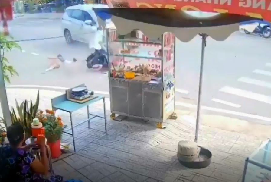 Giao thông quanh ta, Tin tức giao thông, Video clip giao thông, Clip tai nạn giao thông, Clip mẹ chở con nhỏ tham gia giao thông như bay, Clip mẹ chở con nhỏ đi NHƯ BAY qua ngã tư, Clip mẹ chở con nhỏ qua ngã tư bị húc bay