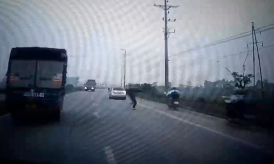 Clip đối tượng vừa ra tù 10 ngày cướp xe máy nữ sinh, Clip đối tượng vừa ra tù chạy ra đường cướp xe máy nữ sinh ở Ninh Bình, Clip đối tượng ra tù lao như điên ra đường cướp xe máy nữ sinh Ninh Bình, Tin tức giao thông, Clip tai nạn giao thông, Giao thông quanh ta, Video clip giao thông, Clip tin tức, Tin tức nóng 24h trong ngày