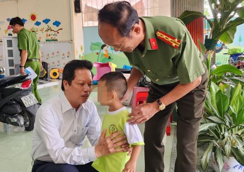 Giải cứu thành công 3 bé bị kẻ Ngáo Đá cầm dao khống chế tại trường mầm non, 90 phút căng thẳng giải cứu 3 bé bị kẻ ngáo đá cầm dao khống chế tại trường, Đối tượng Nguyễn Bá Quân ngáo đá tại thời điểm bị khống chế ở Tiền Giang, Clip người đàn ông Ngáo Đá dùng Dao khống chế các cháu bé mầm non ở Tiền Giang, Clip Run Tim hồi họp giải cứu các cháu bé mầm non bị người đàn ông Ngáo Đá Khống Chế, Clip Huy động hơn 100 cảnh sát giải cứu các bé bị gã đàn ông khống chế, Clip đối tượng cầm dao khống chế các bé mầm non Tiền Giang, Clip tin tức