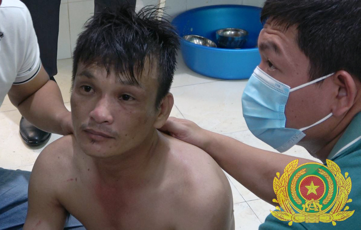 Giải cứu thành công 3 bé bị kẻ Ngáo Đá cầm dao khống chế tại trường mầm non, 90 phút căng thẳng giải cứu 3 bé bị kẻ ngáo đá cầm dao khống chế tại trường, Đối tượng Nguyễn Bá Quân ngáo đá tại thời điểm bị khống chế ở Tiền Giang, Clip người đàn ông Ngáo Đá dùng Dao khống chế các cháu bé mầm non ở Tiền Giang, Clip Run Tim hồi họp giải cứu các cháu bé mầm non bị người đàn ông Ngáo Đá Khống Chế, Clip Huy động hơn 100 cảnh sát giải cứu các bé bị gã đàn ông khống chế, Clip đối tượng cầm dao khống chế các bé mầm non Tiền Giang, Clip tin tức