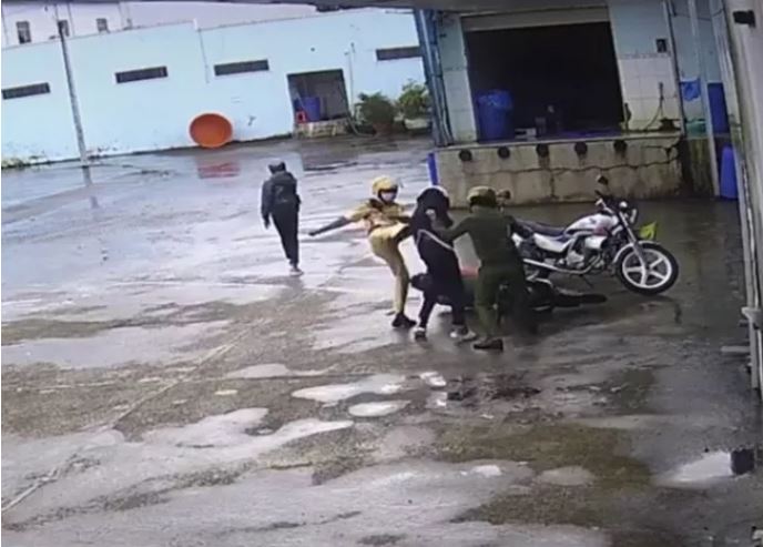 Clip CSGT Sóc Trăng đánh học sinh dã man, Clip công an phường đánh học sinh dã man, Clip cảnh sát giao thông đánh học sinh, Clip cảnh sát giao thông Sóc Trăng đánh học sinh, Clip trật tự phường Sóc Trăng đánh học sinh, Clip dân quân tự vệ Phường đánh học sinh, Full clip 3 cảnh sát giao thông đánh người vi phạm, Full clip cảnh sát giao thông Sóc Trăng đánh nam sinh vi phạm, Xem clip cảnh sát giao thông Sóc Trăng đánh 2 nam sinh vi phạm, Tin tức giao thông, Video clip giao thông, Clip tai nạn giao thông, Clip đối tượng đấm đá nữ sinh sau va chạm giao thông, Clip nữ sinh bị đánh dã man sau va chạm giao thông, Clip đối tượng đánh nữ sinh dã man sau khi gây tai nạn giao thông, Chú chó đi quanh thành phố một mình bằng phương tiện giao thông công cộng, Clip đối tượng hành hung dã man nữ sinh sau va chạm giao thông, Clip bắt đối tượng Lê Tấn Thành đánh nữ sinh dã man sau va chạm giao thông, Full clip 5 phút cảnh sát đánh nam sinh, Full clip 5 phút công an đánh nam sinh