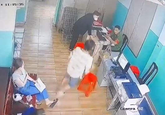 Tin tức nóng 24h trong ngày, Clip tin tức, Clip cầm kéo xông vào trụ sở tấn công công an