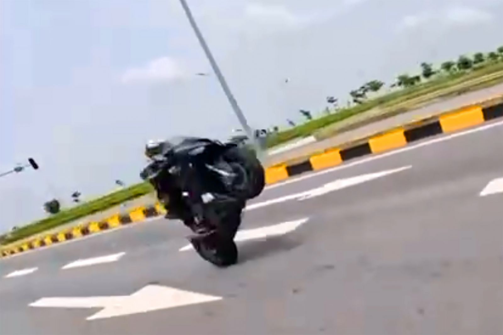 Nhóm thanh niên lái xe phân khối lớn bốc đầu, phóng gần 300km/h tại Cát Bà, Clip nhóm thanh niên bốc đầu phân khối lớn tại đảo Cát Bà, Nhóm thanh niên phóng tốc độ gần 300KmH bốc đầu ở đảo Cát Bà, Nhóm thanh niên bốc đầu phân khối lớn ở đảo Cát Bà có bị phạt giống Ngọc Trinh không, Nhóm thanh niên bốc đầu phân khối lớn ở đảo Cát Bà bị phạt như thế nào, Mức phạt nào cho nhóm thanh niên bốc đầu phân khối lớn tốc độ 300KmH ở đảo Cát Bà, Clip Ngọc Trinh lái xe máy phân khối lớn bỏ 2 tay, Lái xe motor phân khối lớn bỏ 2 tay Ngọc Trinh phải ngồi xe lăn, Clip Ngọc Trinh đi motor phân khối lớn, Clip Ngọc Trinh bị bắt tạm giam vì đi xe phân khối lớn thả 2 tay, Đi xe phân khối lớn thả 2 tay Ngọc Trinh bị bắt tạm giam 3 tháng, Clip Ngọc Trinh đi xe phân khối lớn, Clip Ngọc Trinh lái xe phân khối lớn, Clip Ngọc Trinh lái motor phân khối lớn, Clip Ngọc Trinh lái motor phân khối lớn bỏ 2 tay, Clip Ngọc Trinh lái Ducati bỏ 2 tay, Youtuber Vlog gây sốc khi ăn mỳ lái xe phân khối lớn, Clip Youtuber vừa ăn mỳ vừa lái xe máy phân khối lớn