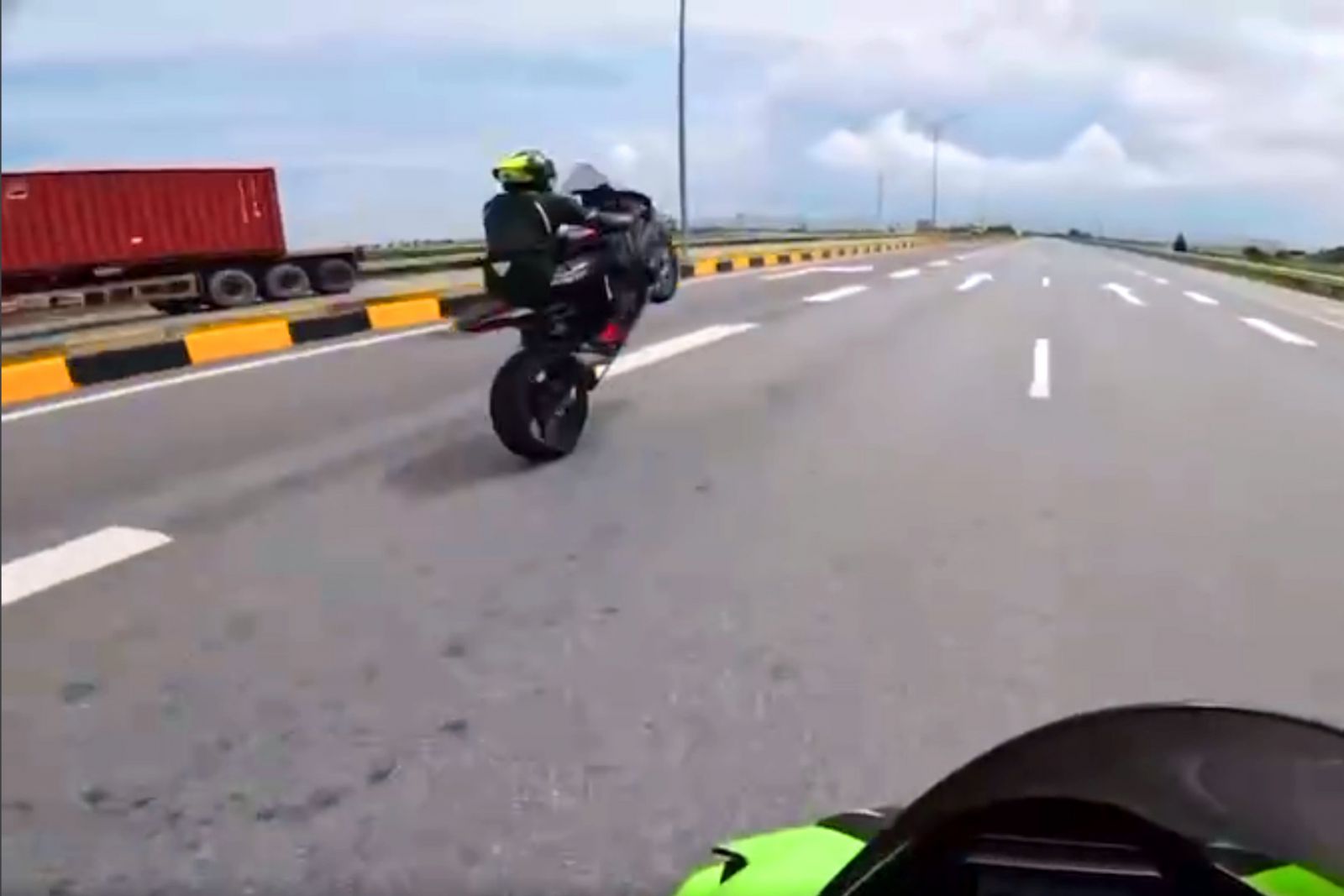 Nhóm thanh niên lái xe phân khối lớn bốc đầu, phóng gần 300km/h tại Cát Bà, Clip nhóm thanh niên bốc đầu phân khối lớn tại đảo Cát Bà, Nhóm thanh niên phóng tốc độ gần 300KmH bốc đầu ở đảo Cát Bà, Nhóm thanh niên bốc đầu phân khối lớn ở đảo Cát Bà có bị phạt giống Ngọc Trinh không, Nhóm thanh niên bốc đầu phân khối lớn ở đảo Cát Bà bị phạt như thế nào, Mức phạt nào cho nhóm thanh niên bốc đầu phân khối lớn tốc độ 300KmH ở đảo Cát Bà, Clip Ngọc Trinh lái xe máy phân khối lớn bỏ 2 tay, Lái xe motor phân khối lớn bỏ 2 tay Ngọc Trinh phải ngồi xe lăn, Clip Ngọc Trinh đi motor phân khối lớn, Clip Ngọc Trinh bị bắt tạm giam vì đi xe phân khối lớn thả 2 tay, Đi xe phân khối lớn thả 2 tay Ngọc Trinh bị bắt tạm giam 3 tháng, Clip Ngọc Trinh đi xe phân khối lớn, Clip Ngọc Trinh lái xe phân khối lớn, Clip Ngọc Trinh lái motor phân khối lớn, Clip Ngọc Trinh lái motor phân khối lớn bỏ 2 tay, Clip Ngọc Trinh lái Ducati bỏ 2 tay, Youtuber Vlog gây sốc khi ăn mỳ lái xe phân khối lớn, Clip Youtuber vừa ăn mỳ vừa lái xe máy phân khối lớn
