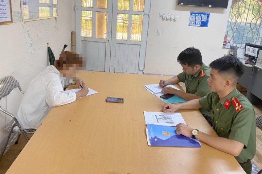 Nữ sinh đăng thông tin sai lệch lên Facebook, Nữ sinh ĐH Vinh đăng thông tin sai sự thật lên Facebook, Nữ sinh lớp 10 chuyên Đại học Vinh tự tử, Nữ sinh lớp 10 chuyên Nghệ An tự tử, Nguyên nhân nữ sinh lớp 10 trường Chuyên Nghệ An tự tử, Nữ sinh lớp 10 tự tử nghi bị bạo lực học đường, Nghi bị Bạo Lực Học Đường nữ sinh lớp 10 Chuyên tự tử, Clip nữ sinh lớp 10 tát bạn trong lớp học, Clip chủ tịch xã ở Thanh Hóa sàm sỡ ôm hôn nữ sinh lớp 10, Clip nóng nữ sinh lớp 10, Nữ sinh lớp 10 tát bạn liên tiếp trong lớp học, Clip nóng nữ sinh lớp 10 tự sướng, Clip nóng nữ sinh lớp 10 khoe vú đẹp, Chủ tịch xã Thanh Hóa sờ chỗ nhạy cảm nữ sinh lớp 10, Bạo lực học đường, Chuyện Teen, Phim giới trẻ, Chuyện giới trẻ, Tình yêu giới trẻ