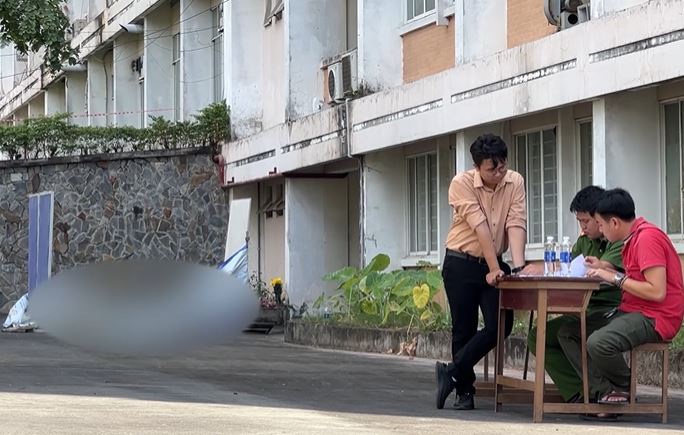 VIDEO Một sinh viên năm cuối rơi lầu tử vong trong trường ở Bình Dương, Clip sinh viên rơi từ tầng 4 xuống sân trường tử vong, Clip sinh viên rơi từ tầng cao xuống tử vong, Clip sinh viên rơi lầu tử vong, Clip sinh viên rơi từ tầng tòa nhà xuống tử vong, Clip tin tức, Tin tức nóng 24h trong ngày