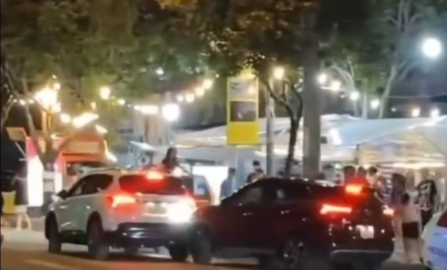 Clip cô gái Đak Lak dùng xe ô tô tông vào xe người khác, Clip cô gái xinh đẹp Buôn Ma Thuật dùng ô tô tông vào xe người khác, Clip em gái dùng ô tô tông vào xe ô tô người khác, Clip em gái xinh đẹp manh động lái ô tô tông vào xe người khác, Clip giao thông quên kéo phanh tay ô tô, Clip giao thông vừa nằm vừa lái xe, Video clip giao thông, Clip mâu thuẫn trên bàn nhậu cô gái xinh đẹp tông ô tô vào người khác, Clip tai nạn giao thông, Giao thông quanh ta, Clip tin tức pháp luật
