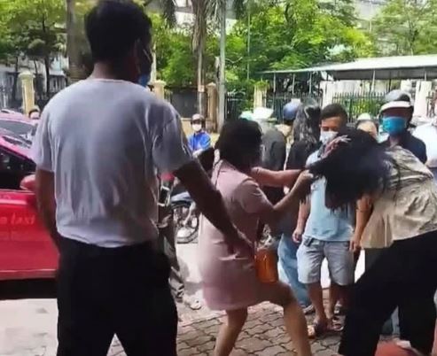 Đánh ghen mới nhất ở Hà Nội, Clip Đánh ghen mới nhất, Đánh ghen, Đánh ghen Hà Nội, Clip Đánh ghen đổ máu, Clip Đánh ghen chảy máu, Clip đánh ghen, Clip đánh ghen lột đồ trên phố, Clip đánh ghen lột đồ, Tổng hợp clip đánh ghen hot nhất, Clip đánh ghen cởi đồ, Clip đánh ghen lột quần áo, Clip đánh ghen lột đồ lộ vú, Clip đánh ghen lột đồ lộ ti, Clip đánh ghen lột quần áo lộ vếu, Clip đánh ghen trong nhà nghỉ, Clip hot girl đánh ghen, Clip đánh ghen lột sạch quần áo giữa đường, Clip cô gái bị đánh ghen lột hết quần áo giữa đường, Clip đánh ghen lột đồ trần truồng giữa đường, Clip đánh ghen lột đồ kinh hoàng, Clip đánh ghen lột đồ ở Bắc Ninh, Clip mẹ chồng đánh ghen con dâu trong nhà nghỉ, Clip đánh ghen bồ cầm dao dọa vợ, Clip chị chồng đánh ghen thay em dâu, Clip chị chồng đi Mercedes đánh ghen thay em dâu, Clip chị chồng đến quán karaoke đánh ghen thay em dâu, Clip đánh ghen trong quán karaoke, Clip đánh ghen lột đồ trong nhà nghỉ, Clip đánh ghen lột đồ trong khách sạn, Clip đánh ghen trong nhà vệ sinh, Clip đánh ghen ở Bắc Ninh, Clip đánh ghen nam thanh niên bóp cổ bạn gái, Clip đánh ghen cực căng, Clip đánh ghen vợ bắt tại trận chồng đang ân ái với bồ nhí