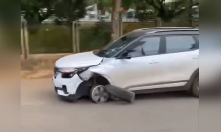 Cô gái gây tai nạn rồi bỏ chạy với ô tô mất bánh, Cô gái gây tai nạn rồi bỏ chạy với ô tô rời bánh, Ô tô văng lốp sau tai nạn cô gái vẫn lái xe bỏ chạy, Cô gái bỏ chạy với ô tô 3 bánh sau khi gây tai nạn, Clip 3 CSGT đánh người vi phạm, Full clip nhóm người dân hành hung CSGT ở TPHCM, Clip CSGT đánh tài xế vi phạm túi bụi, Clip CSGT đạp đầu người vi phạm, Clip CSGT đánh đầu người vi phạm, Clip 3 CSGT Bắc Giang đánh người vi phạm, Clip nhóm người đánh hội đồng CSGT ở TPHCM, Clip CSGT dùng chân đạp đầu người vi phạm ở bãi đất trống, Clip 3 CSGT đánh hội đồng lái xe vi phạm, Clip tên biến thái gửi thư xin ngủ cùng cô gái trẻ, Clip tên trộm đồ lót biến thái, Clip chủ nhà tung cước hạ gục tên trộm đồ lót biến thái, Clip đối tượng sàm sỡ cô gái ở nhà trọ lúc đêm khuya, Clip cô gái bị sàm sỡ ở nhà trọ, Clip dâm tặc sàm sỡ cô gái ở nhà trọ, Clip cô gái bị nam thanh niên sàm sỡ ở nhà trọ Hà Nội, Clip ngoại tình, Clip mẹ chồng bắt quả tang con dâu ngoại tình trong nhà nghỉ, Clip nữ nhân viên khóc lóc vì ngoại tình với ông chủ, Clip nữ nhân viên ngoại tình với ông chủ, Gái xinh ngoại tình chat sex, Clip chồng bế con nhỏ đi ngoại tình