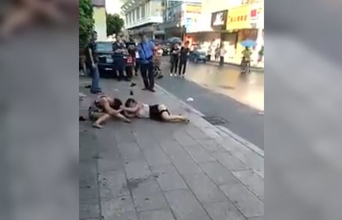 Đánh ghen, Đánh ghen Hà Nội, Đánh ghen mới nhất ở Hà Nội, Clip Đánh ghen đổ máu, Clip Đánh ghen chảy máu, Clip Đánh ghen mới nhất, Clip đánh ghen, Clip đánh ghen trong nhà nghỉ, Clip hot girl đánh ghen, Clip đánh ghen lột đồ trên phố, Clip đánh ghen lột đồ, Tổng hợp clip đánh ghen hot nhất, Clip đánh ghen cởi đồ, Clip đánh ghen lột quần áo, Clip đánh ghen lột đồ lộ vú, Clip đánh ghen lột đồ lộ ti, Clip đánh ghen lột quần áo lộ vếu, Clip đánh ghen lột sạch quần áo giữa đường, Clip cô gái bị đánh ghen lột hết quần áo giữa đường, Clip đánh ghen lột đồ trần truồng giữa đường, Clip đánh ghen lột đồ kinh hoàng, Clip đánh ghen lột đồ ở Bắc Ninh, Clip mẹ chồng đánh ghen con dâu trong nhà nghỉ, Clip đánh ghen bồ cầm dao dọa vợ, Clip chị chồng đánh ghen thay em dâu, Clip chị chồng đi Mercedes đánh ghen thay em dâu, Clip chị chồng đến quán karaoke đánh ghen thay em dâu, Clip đánh ghen trong quán karaoke, Clip đánh ghen lột đồ trong nhà nghỉ, Clip đánh ghen lột đồ trong khách sạn, Clip đánh ghen trong nhà vệ sinh, Clip đánh ghen ở Bắc Ninh, Clip đánh ghen nam thanh niên bóp cổ bạn gái, Clip đánh ghen cực căng, Clip đánh ghen vợ bắt tại trận chồng đang ân ái với bồ nhí