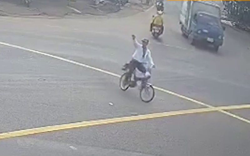 Chú chó đi quanh thành phố một mình bằng phương tiện giao thông công cộng, Clip bắt đối tượng Lê Tấn Thành đánh nữ sinh dã man sau va chạm giao thông, Clip đối tượng hành hung dã man nữ sinh sau va chạm giao thông, Full clip 3 cảnh sát giao thông đánh người vi phạm, Clip đối tượng đánh nữ sinh dã man sau khi gây tai nạn giao thông, Clip nữ sinh bị đánh dã man sau va chạm giao thông, Clip đối tượng đấm đá nữ sinh sau va chạm giao thông, Video clip giao thông, Tin tức giao thông, Cô gái gây tai nạn rồi bỏ chạy với ô tô mất bánh, Cô gái gây tai nạn rồi bỏ chạy với ô tô rời bánh, Ô tô văng lốp sau tai nạn cô gái vẫn lái xe bỏ chạy, Cô gái bỏ chạy với ô tô 3 bánh sau khi gây tai nạn, Clip đối tượng sàm sỡ cô gái ở nhà trọ lúc đêm khuya, Clip cô gái bị sàm sỡ ở nhà trọ, Clip dâm tặc sàm sỡ cô gái ở nhà trọ, Clip cô gái bị nam thanh niên sàm sỡ ở nhà trọ Hà Nội, Clip tên trộm đồ lót biến thái, Clip chủ nhà tung cước hạ gục tên trộm đồ lót biến thái, Clip tên biến thái gửi thư xin ngủ cùng cô gái trẻ, Clip đánh ghen lột đồ, Clip đánh ghen lột đồ lộ vú, Clip đánh ghen lột đồ trên phố, Clip đánh ghen lột đồ trần truồng giữa đường