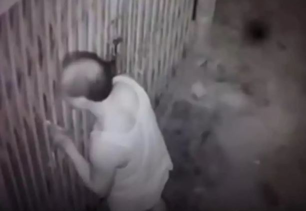 Clip viết thư xin ngủ cùng em đêm nay, Clip lão hói đầu gửi thư xin ngủ cùng nữ sinh, Clip tên biến thái gửi thư xin ngủ cùng cô gái trẻ, Clip người đàn ông viết thư xin ngủ cùng cô gái trẻ, Cô gái bị ông lão gần 80 tuổi viết thư xin ngủ cùng, Bức thư xin ngủ cùng em đêm nay, Clip chủ nhà tung cước hạ gục tên trộm đồ lót biến thái, Clip tên trộm đồ lót biến thái, Clip đối tượng sàm sỡ cô gái ở nhà trọ lúc đêm khuya, Clip cô gái bị nam thanh niên sàm sỡ ở nhà trọ Hà Nội, Clip dâm tặc sàm sỡ cô gái ở nhà trọ, Clip cô gái bị sàm sỡ ở nhà trọ