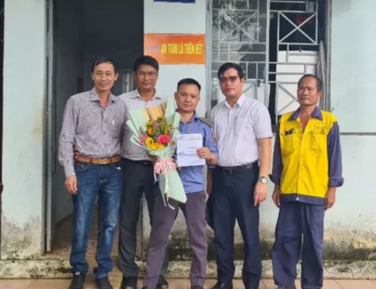 Tin tức mới nhất Triệu Quân Sự, Triệu Quân Sự đào tẩu, Clip nhân viên gác chắn tàu dũng cảm cứu người, Full clip 3 cảnh sát giao thông đánh người vi phạm, Triệu Quân Sự vượt ngục 3 lần, Triệu Quân Sự bị bắt, Clip mới nhất Triệu Quân Sự, 3 lần vượt ngục của Triệu Quân Sự, Clip Triệu Quân Sự bị bắt vượt ngục, Video Triệu Quân Sự vượt ngục bị bắt, Triệu Quân Sự là ai, Triệu Quân Sự, Clip tên trộm đồ lót biến thái, Clip chủ nhà tung cước hạ gục tên trộm đồ lót biến thái, Clip tên biến thái gửi thư xin ngủ cùng cô gái trẻ