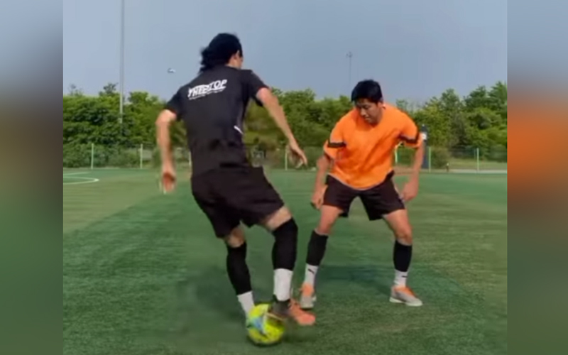 Video hướng dẫn đá bóng qua người hiệu quả, Clip hướng dẫn dê bóng qua người hiệu quả, Clip hướng dẫn kỹ thuật đá bóng, Clip hướng dẫn kỹ thuật đỡ bóng, Clip hướng dẫn kỹ thuật đánh đầu, Football Skills And Goals, Clip hướng dẫn qua người trong bóng đá, Video on how to kick the ball effectively, Clip on how to guide the ball effectively, Clip on how to kick the ball, Clip on how to catch the ball, Clip on how to hit the ball, Football Skills And Goals, Clip guide through people in football