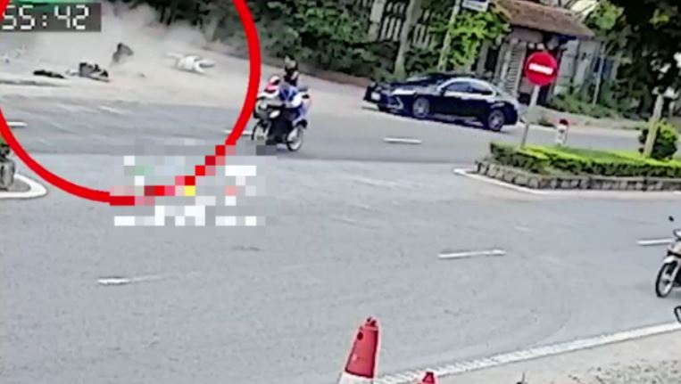Tin tức giao thông, Video clip giao thông, Clip đối tượng đánh nữ sinh dã man sau khi gây tai nạn giao thông, Chú chó đi quanh thành phố một mình bằng phương tiện giao thông công cộng, Clip nữ sinh bị đánh dã man sau va chạm giao thông, Clip đối tượng đấm đá nữ sinh sau va chạm giao thông, Clip đối tượng hành hung dã man nữ sinh sau va chạm giao thông, Full clip 3 cảnh sát giao thông đánh người vi phạm, Clip bắt đối tượng Lê Tấn Thành đánh nữ sinh dã man sau va chạm giao thông, Clip đánh ghen lột đồ, Clip đánh ghen lột đồ lộ vú, Clip gái xinh bị đánh ghen lột đồ trong nhà nghỉ, Clip đánh ghen lột đồ trần truồng giữa đường, Clip đánh ghen lột đồ ở Bắc Ninh, Clip đánh ghen lột đồ trên phố, Clip đánh ghen lột đồ lộ ti, Clip đánh ghen lột đồ trong khách sạn, Clip đánh ghen lột đồ kinh hoàng, Clip đánh ghen lột đồ trong nhà nghỉ