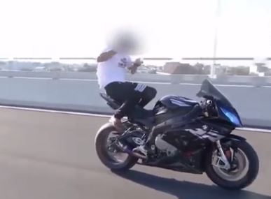Clip Youtuber vừa ăn mỳ vừa lái xe máy phân khối lớn, Clip Vlog Youtuber gây sốc khi  vừa ăn mỳ vừa lái xe, Clip Youtuber Vlog vừa đi xe máy vừa ăn mỳ, Youtuber Vlog gây sốc khi ăn mỳ lái xe phân khối lớn